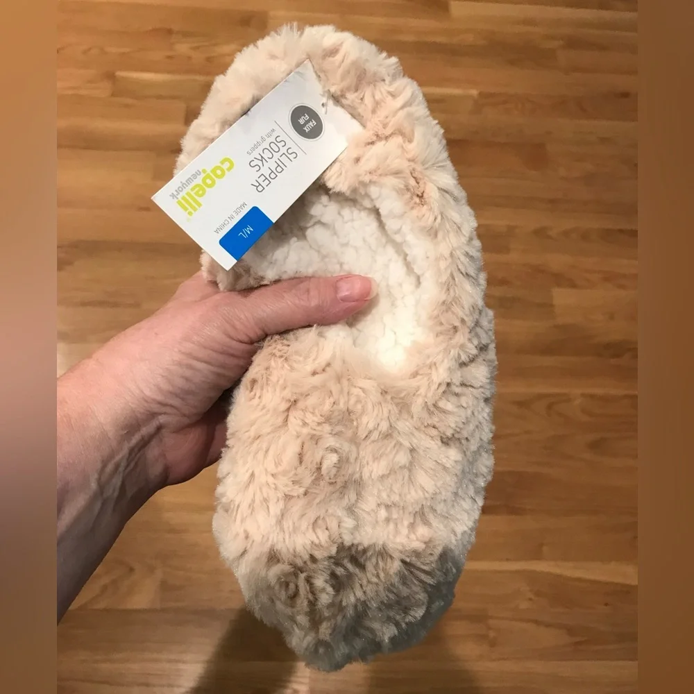 New 2 Pairs CAPELLI Faux Fur Pull-on Slipper Socks with Grippers size M/L NWT